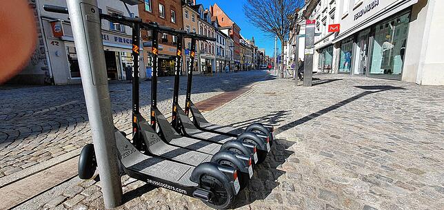 Weitere Roller-Modelle warten am Montag in der Niederen Straße auf Kunden. In Fußgängerzonen und auf Gehwegen dürfen die Roller jedoch ...