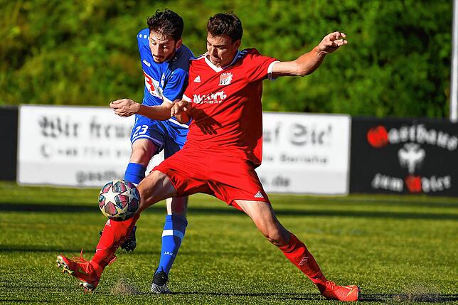 Bild 21: Spitzenreiter FC Erzingen setzt sich mit 5:0 beim FC RW Weilheim durch &ndash; und wir haben die Bilder!