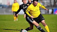 Der FC Öhningen-Gaienhofen (rechts Alessandro Fiore Tapia) hat nach dem 4:0-Erfolg gegen den SV Mühlhausen (links Noel Kaiser) den ...
