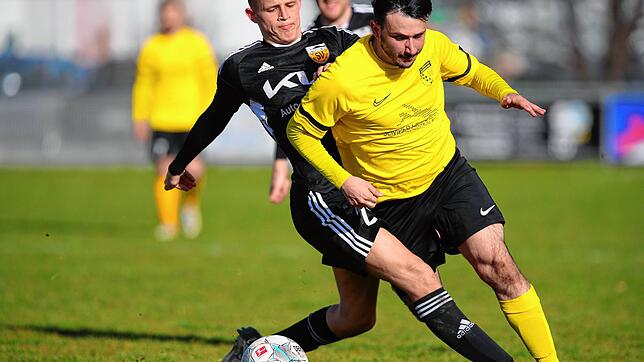 Der FC Öhningen-Gaienhofen (rechts Alessandro Fiore Tapia) hat nach dem 4:0-Erfolg gegen den SV Mühlhausen (links Noel Kaiser) den ...