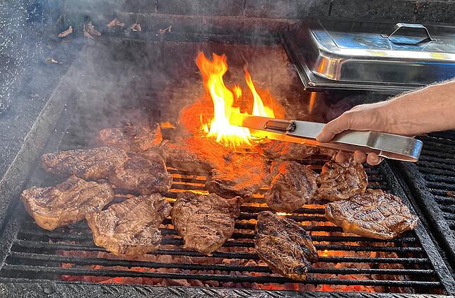 Keine Angst vor ein bisschen Feuer: Statt das Feuer mit Wasser oder gar Bier zu löschen, reicht es, das Fleisch aus der Flamme zu nehmen.