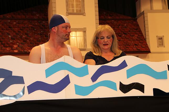 Ins kalte Wasser: Mit Sebastian Schmidt und Walli Jehle gab es einen Besuch in der Aqualon Therme. Bild: Susanne Kanele