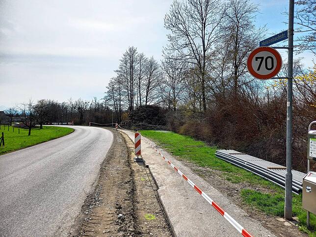 Direkt nach dem Wirthshof darf man wieder aufs Gas treten, 100 Meter weiter quert aber der Radweg.