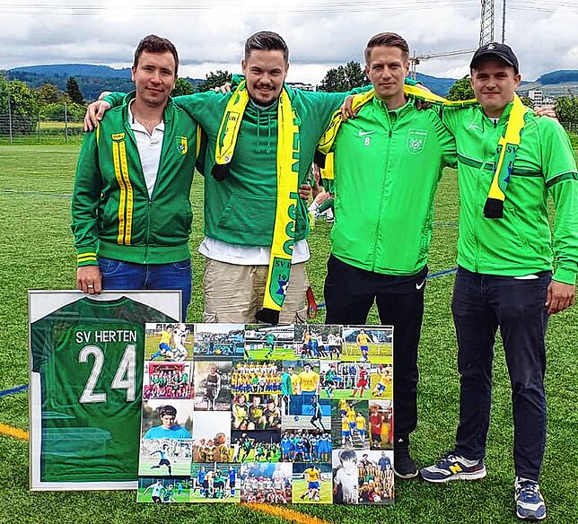 Legenden: Stefan Heißenberger (links) und Jakob Kuhn (rechts) verabschiedeten Bastian Eschbach (Zweiter von links) und Lucas Eschbach ...
