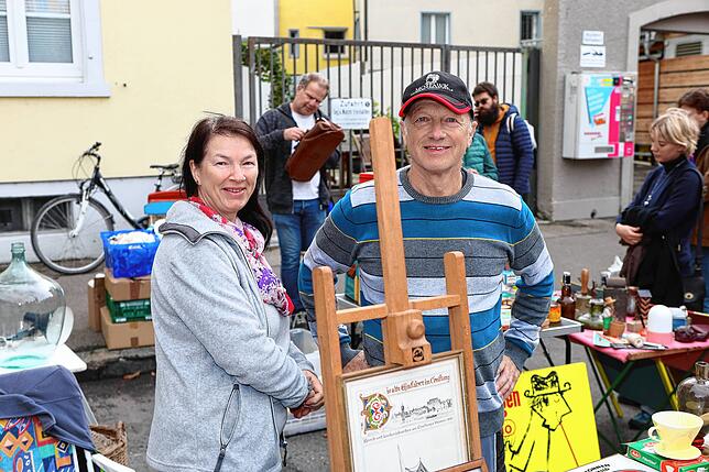Bild 31: Konstanz – Altstadt-Flohmarkt auf dem Stephansplatz: Hier stöbern und feilschen die Konstanzer