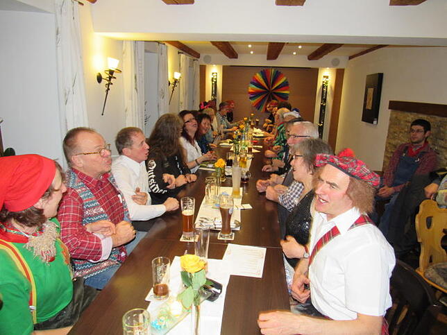 In guter Stimmung beim Mitsingen und Schunkeln war man im Adler in Heudorf.