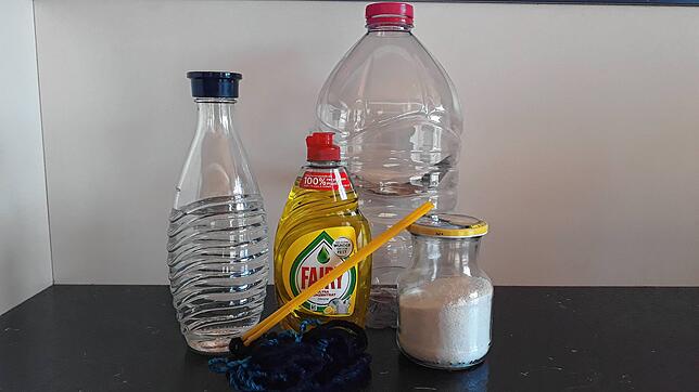Folgende Zutaten benötigt man für die Seifenblasen samt Ring: Wasser, Spülmittel, Kleister, Wolle und Röhrchen.