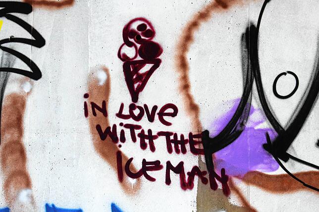 Bild 1: Kunst am Bau oder Vandalismus? Graffiti-Sprayer haben sich auf der neuen Bundesstraße 31 bereits verewigt