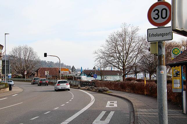 Tempo 30 darf nur aufgrund des „Erholungsorts“ gelten. Wenige 100 Meter weiter steht das selbe Schild erneut. Die Deutsche ...