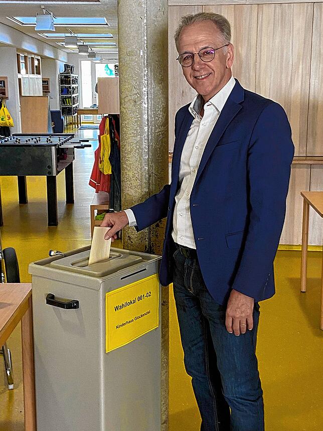 Am Mittag hat auch Bürgermeister Johannes Moser seine Stimme im Wahllokal im Glockenziel angegeben.