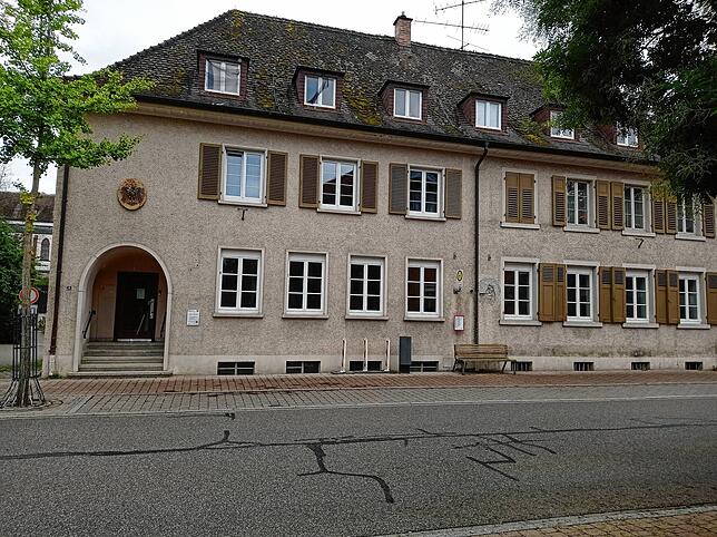 Das Rechnungsamt musste ins Notariat umziehen, da das Grießener Rathaus zu einem Medizinischen Versorgungszentrum umgewandelt wurde.