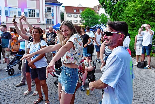 Bild 6: Donaueschingen genießt ausgelassen den Samstagabend beim Donauquellfest