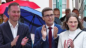 Adrian Probst (Mitte) wird auch in den kommenden acht Jahren als Bürgermeister die Geschicke von St.¦Blasien lenken. Links der ...