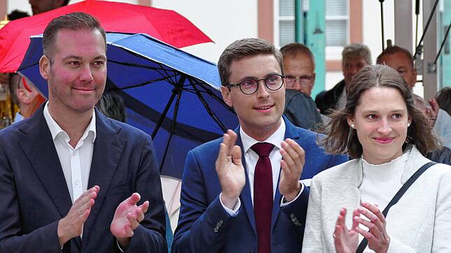 Adrian Probst (Mitte) wird auch in den kommenden acht Jahren als Bürgermeister die Geschicke von St.¦Blasien lenken. Links der ...