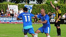 Jubel nach dem dritten Tor: Oliver Atalla (rechts) schnappt sich beim 3:1-Sieg des VfB Waldshut im Aufstiegsspiel gegen den TuS Stetten ...