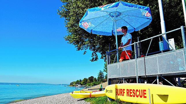 Stefan Schweinbenz beim Wachdienst: Den Großteil seines Arbeitstages verbringt der junge Bademeister im Sommer am Bodenseeufer.