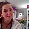 Blumen, Licht, Bilder und Bücher &ndash; ein ansprechender Hintergrund für Video-Konferenzen will wohl konzipiert sein. Es fehlt nur ...