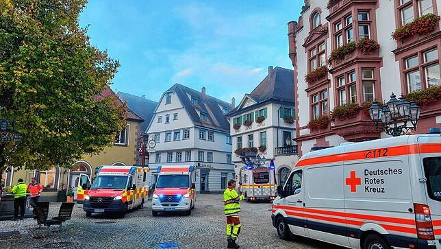 Auf dem Marktplatz stehen Rettungsfahrzeuge.