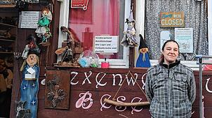 Samira Reitzig vor ihrem Laden „Hexenwerk und Besenrein“, der spätestens Ende April 2025 schließt.