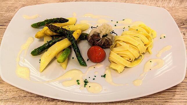 Der Hauptgang besteht aus zweierlei glasierten Spargelspitzen, selbstgemachten Pappardelle und Pilzsäckchen.