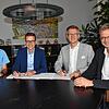 Sie informieren über den Wechsel des Stromnetzbetreibers und unterschreiben den neuen Konzessionsvertrag (von links): Marc Stehling ...