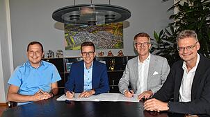 Sie informieren über den Wechsel des Stromnetzbetreibers und unterschreiben den neuen Konzessionsvertrag (von links): Marc Stehling ...