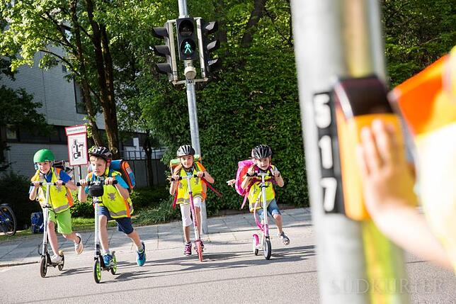 Rollerbande: Bevor Kinder zu Schule radeln, nutzen viele dazu einen Roller. Ihrer Sicherheit zuliebe sollten sie dabei aber einen Helm ...