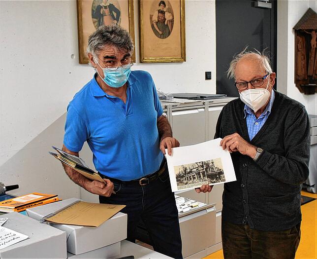 Wie aus den damaligen Zeitungsberichten, die uns die beiden Verwalter des Stadtarchivs, Winfried Gerteis und Martin Blümcke (von links), ...