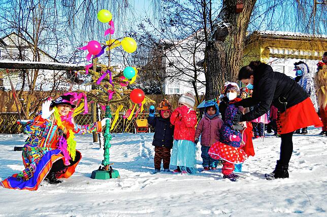 Und schon steht er, der kleine Narrenbaum, der früher einmal ein Tannenbaum war. Links daneben Kinderhaus-Leiterin Claudia Wetzel-Thiel ...