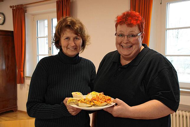 Für die leibliche Versorgung der Walder Sternsinger mit Mittagessen und Abendessen sorgten v.l. Ministrantenbetreuerin Susanne Kuhn und ...