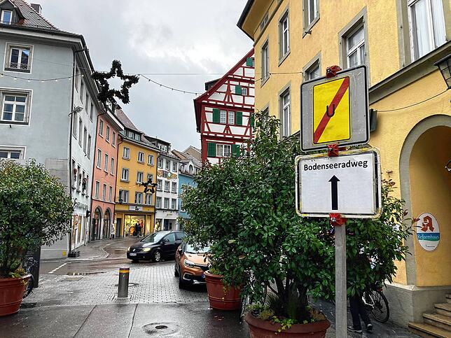 So geht es richtig: Ein Umleitungsschild in den badischen Farben.