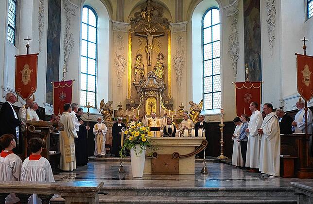 Der letzte Gottesdienst von Pfarrer Ulrich Sickinger in der katholischen Liebfrauenkirche Waldshut, vorne von links: Kooperator Romuald ...