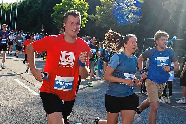 Bild 8: Mit Ausdauer und Kreativität- tausende Läufer messen sich beim ZF Firmenlauf