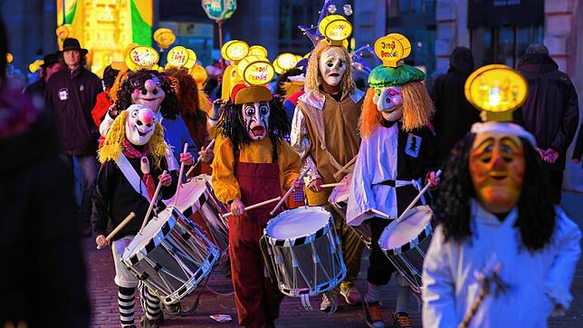 Die Basler Fasnacht beginnt am Montag nach Aschermittwoch &ndash; 2022 am 7. März &ndash; um Punkt 4 Uhr morgens mit dem Morgenstraich ...
