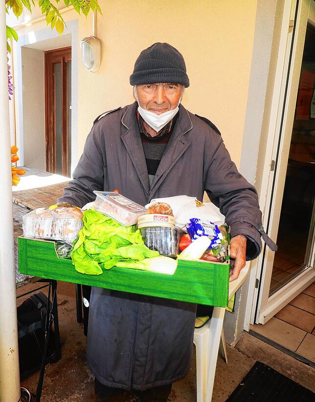 Hermann Metzger freut sich über seinen Einkauf bei der Tafel Überlingen. Den kompletten Karton hat er für 3 Euro bekommen. Für ihn ...