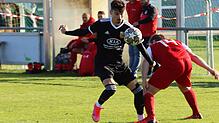 Ardian Neziri (links), hier im Spiel gegen den SV Deggenhausertal.