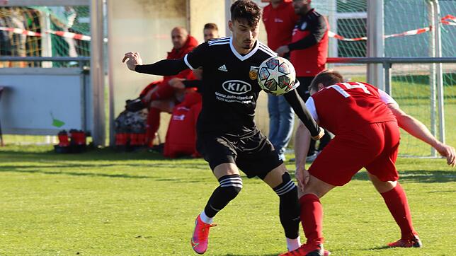 Ardian Neziri (links), hier im Spiel gegen den SV Deggenhausertal.