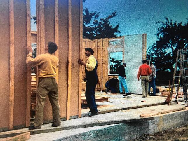 In den 90er Jahren wird das eigene Clubheim Realität. Der Holzbau diente früher als Postannahmestelle und kostete die Fußballer in der ...