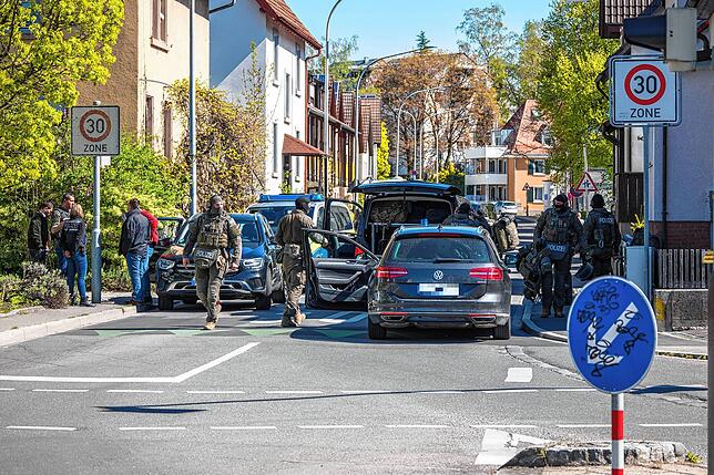 Spezialkräfte nahmen fünf Tatverdächtige fest.