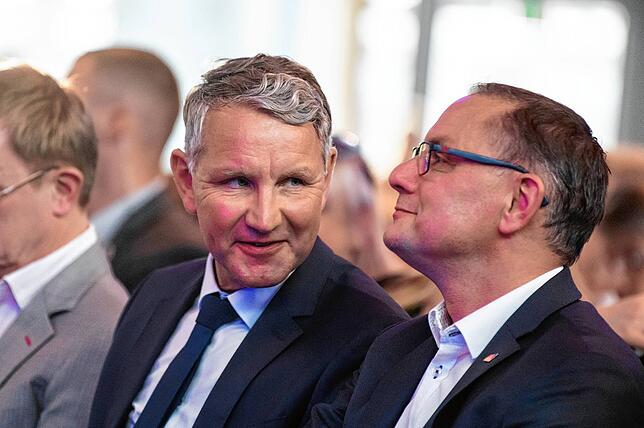 Zufriedene Gesichter in Rottweil: Björn Höcke (links), Fraktionsvorsitzender der AfD Thüringen, unterhält sich mit Tino Chrupalla, ...