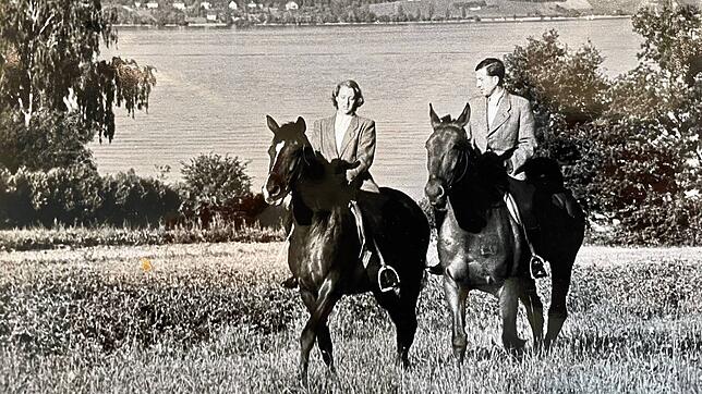 Jana Revedins Mutter 1953 mit einem guten Freund am Bodensee. In diesem Jahr gründete sie die erste deutschsprachige Frauenzeitschrift ...