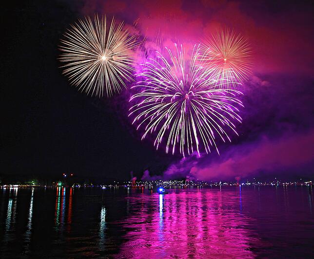 Auf das Musik-Feuerwerk im Konstanzer Trichter haben die Seenachtfest-Besucher hingefiebert. Die Gäste im Biergarten des Inselhotels ...