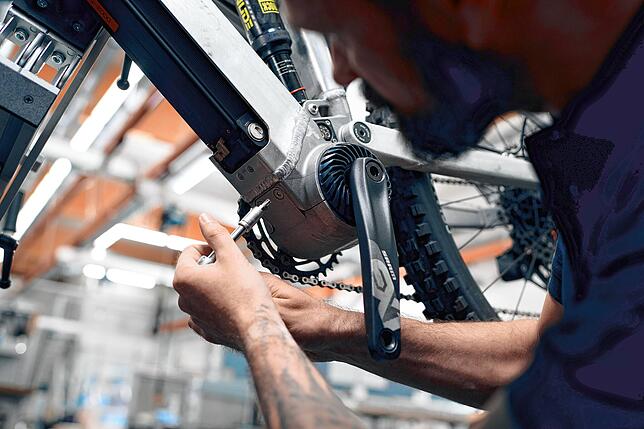 Das ZF-Antriebssystem für E-Bikes ist auf einfache Montage und Wartung ausgelegt. Wenige Handgriffe genügen und der Motor ist ...