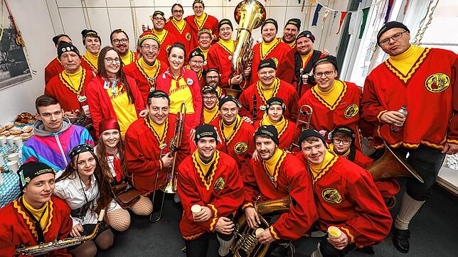 Die Narrenmusik hat nicht nur für in der Lokalredaktion Musik gemacht, sondern auch für ein Gruppenfoto posiert.