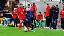 Derby-Stimmung in der Kreisstadt: Emir Muratovic (links, gegen Joel Dakouri) trifft am Sonntag mit dem FC Tiengen 08 auf Nachbar VfB ...