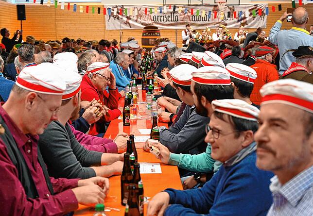 So verbringen die Männer der Narrizella den 6. Januar für gewöhnlich: bei einem Frühschoppen.