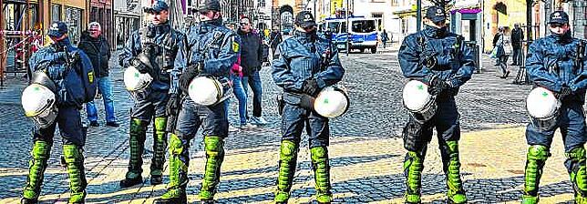 Polizei-Riegel: Sonderkräfte werden am Sonntag, 9. Mai, in Villingen für Ordnung sorgen. Unser Archivbild zeigt eine Szene auf dem ...