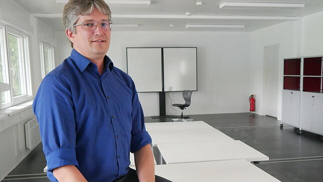 Es fehlen nur noch die Stühle: Schulleiter Daniel Baerwind sitzt in einem der beiden neuen Klassenzimmer der Haldenwangschule. Acht ...