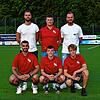 Verstärkung: Das Trainerduo und der neue Sportchef des FC Bergalingen freuen sich auf drei neue Spieler zur neuen Saison: (Hinten von ...