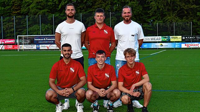 Verstärkung: Das Trainerduo und der neue Sportchef des FC Bergalingen freuen sich auf drei neue Spieler zur neuen Saison: (Hinten von ...